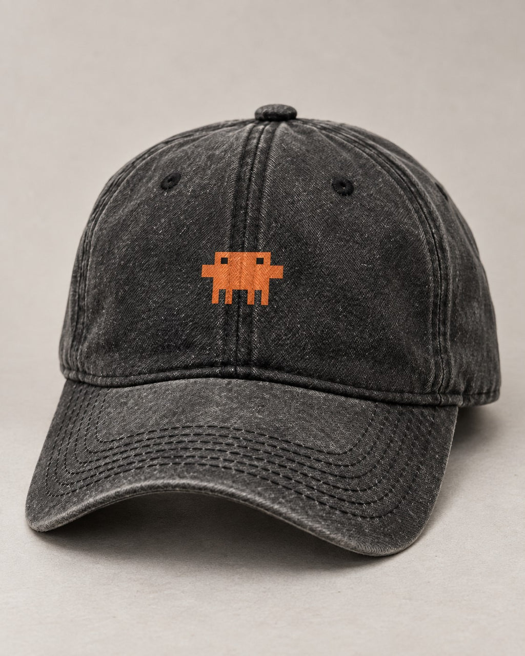Boné Pixelguejo preto de frente, sobre fundo cinza