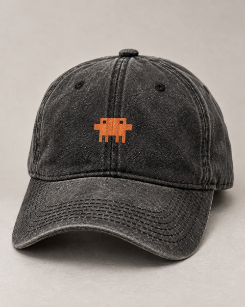 Boné Pixelguejo preto de frente, sobre fundo cinza